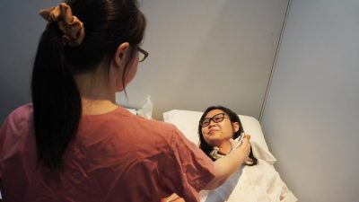 Kabupaten Bekasi - PT Lippo Cikarang Tbk. (LPCK) bersama Siloam Hospitals Lippo Cikarang menggelar program pemeriksaan USG payudara gratis bertajuk SELANGKAH (Semangat Lawan Kanker) di Maxxbox, Orange County, kawasan Lippo Cikarang Cosmopolis (LCC)