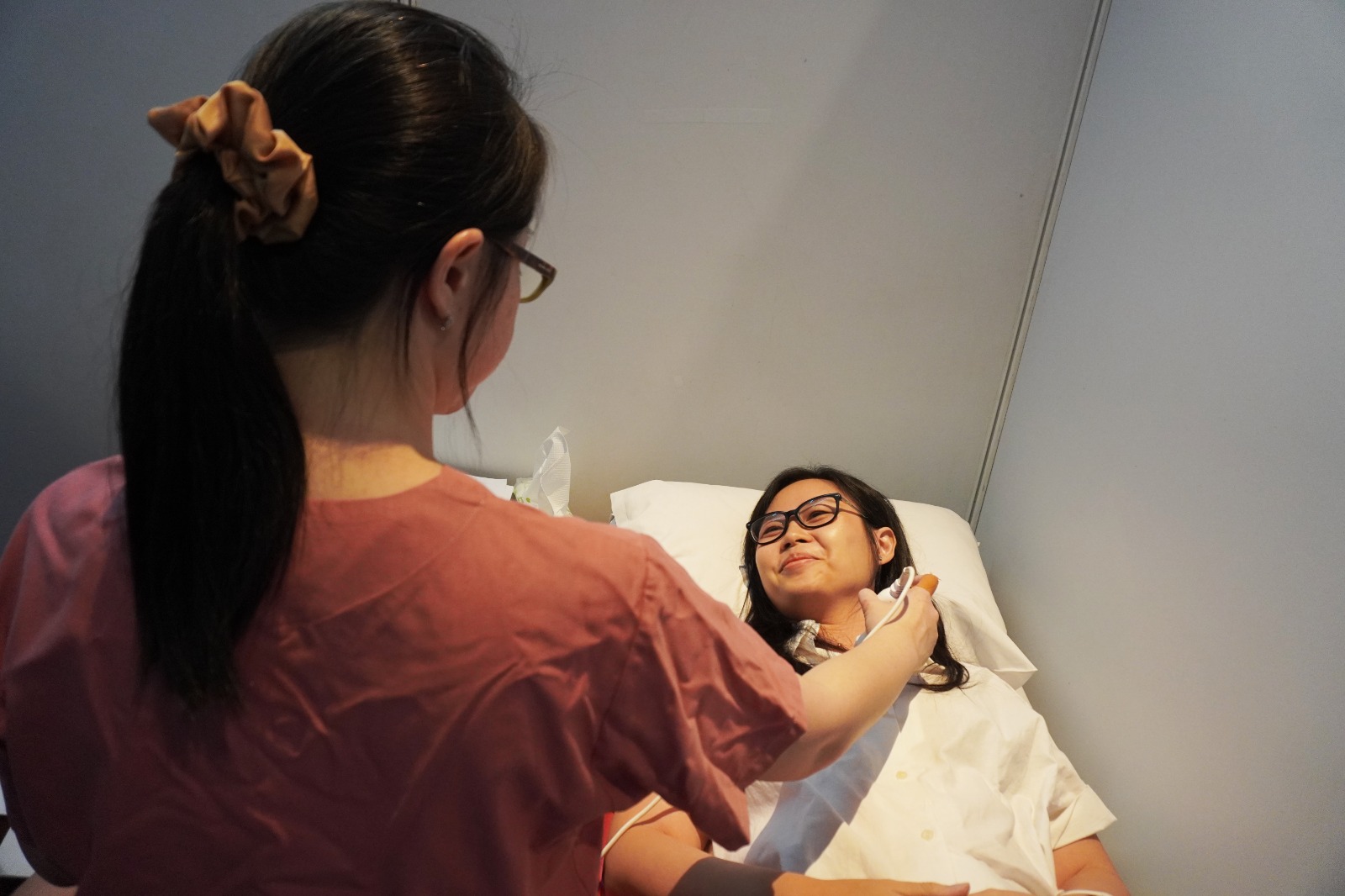 Kabupaten Bekasi - PT Lippo Cikarang Tbk. (LPCK) bersama Siloam Hospitals Lippo Cikarang menggelar program pemeriksaan USG payudara gratis bertajuk SELANGKAH (Semangat Lawan Kanker) di Maxxbox, Orange County, kawasan Lippo Cikarang Cosmopolis (LCC)