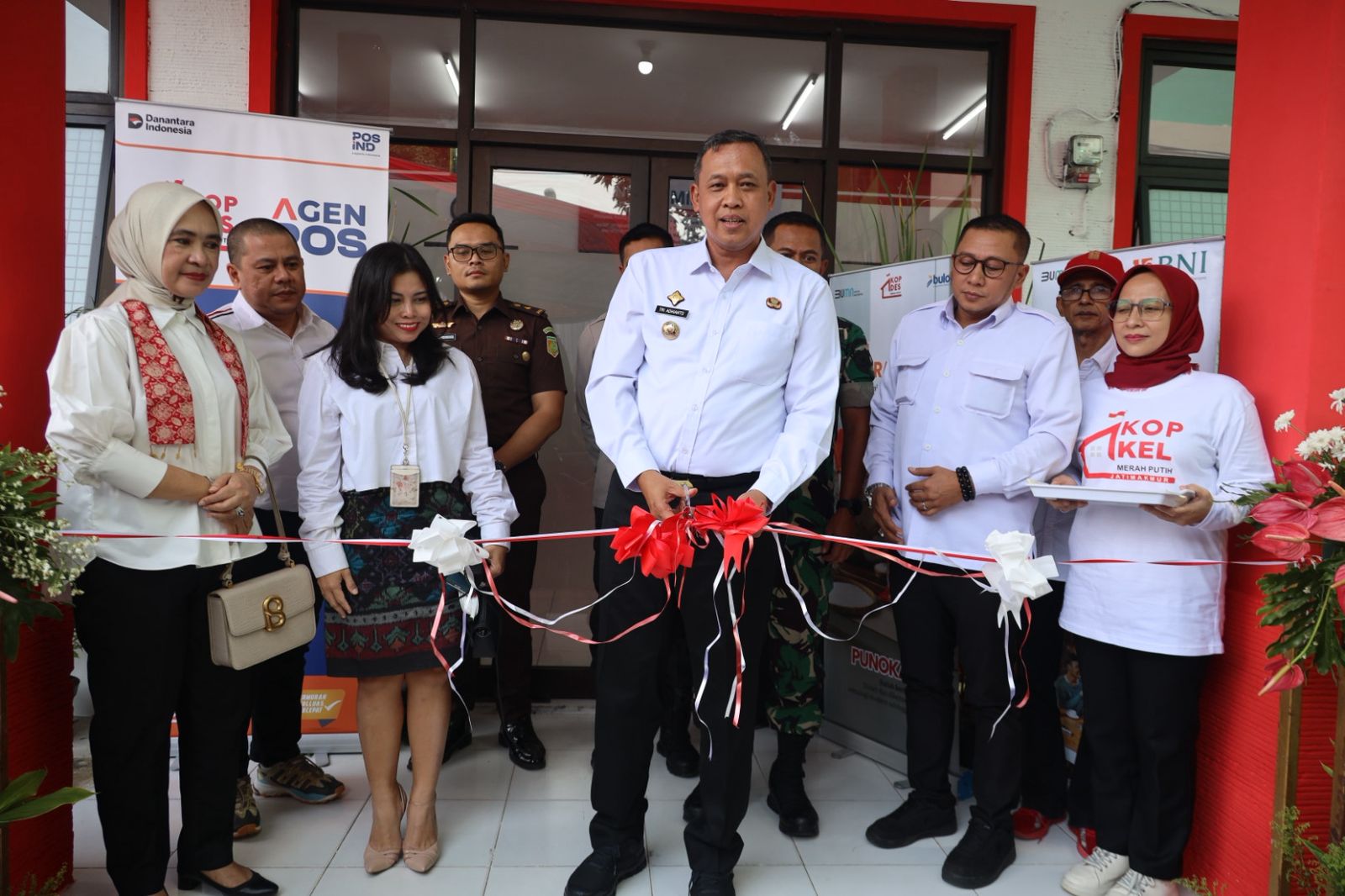 Kota Bekasi - Wali Kota Bekasi Tri Adhianto meresmikan Koperasi Merah Putih di Kelurahan Jatimakmur, Kecamatan Pondok Gede.
