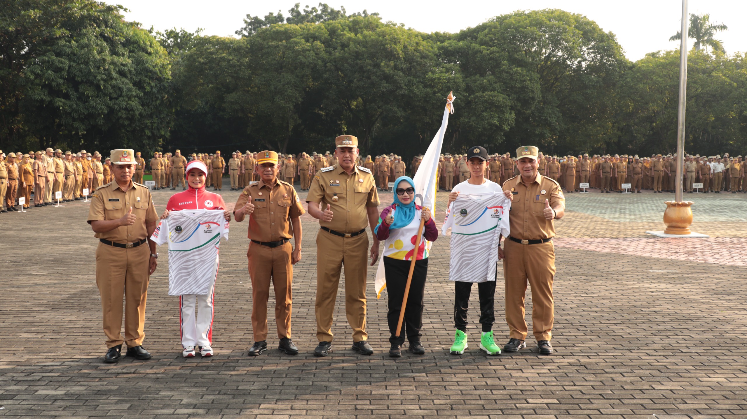 Kota Bekasi -Wali Kota Bekasi Tri Adhianto secara resmi melepas keberangkatan kontingen Komite Olahraga Rekreasi Masyarakat Indonesia (KORMI) Kota Bekasi yang akan berlaga di ajang Festival Olahraga Rekreasi Masyarakat Nasional (FORNAS) VIII di Provinsi Nusa Tenggara Barat (NTB), Jumat (21/7/2025).