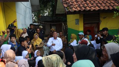Kota Bekasi - Wali Kota Bekasi, Tri Adhianto, melakukan kunjungan mendadak ke SD Negeri Margahayu IX di Kecamatan Bekasi Timur, menyusul keluhan dari para orang tua siswa terkait rencana penggabungan (merger) sekolah tersebut dengan sekolah lain.