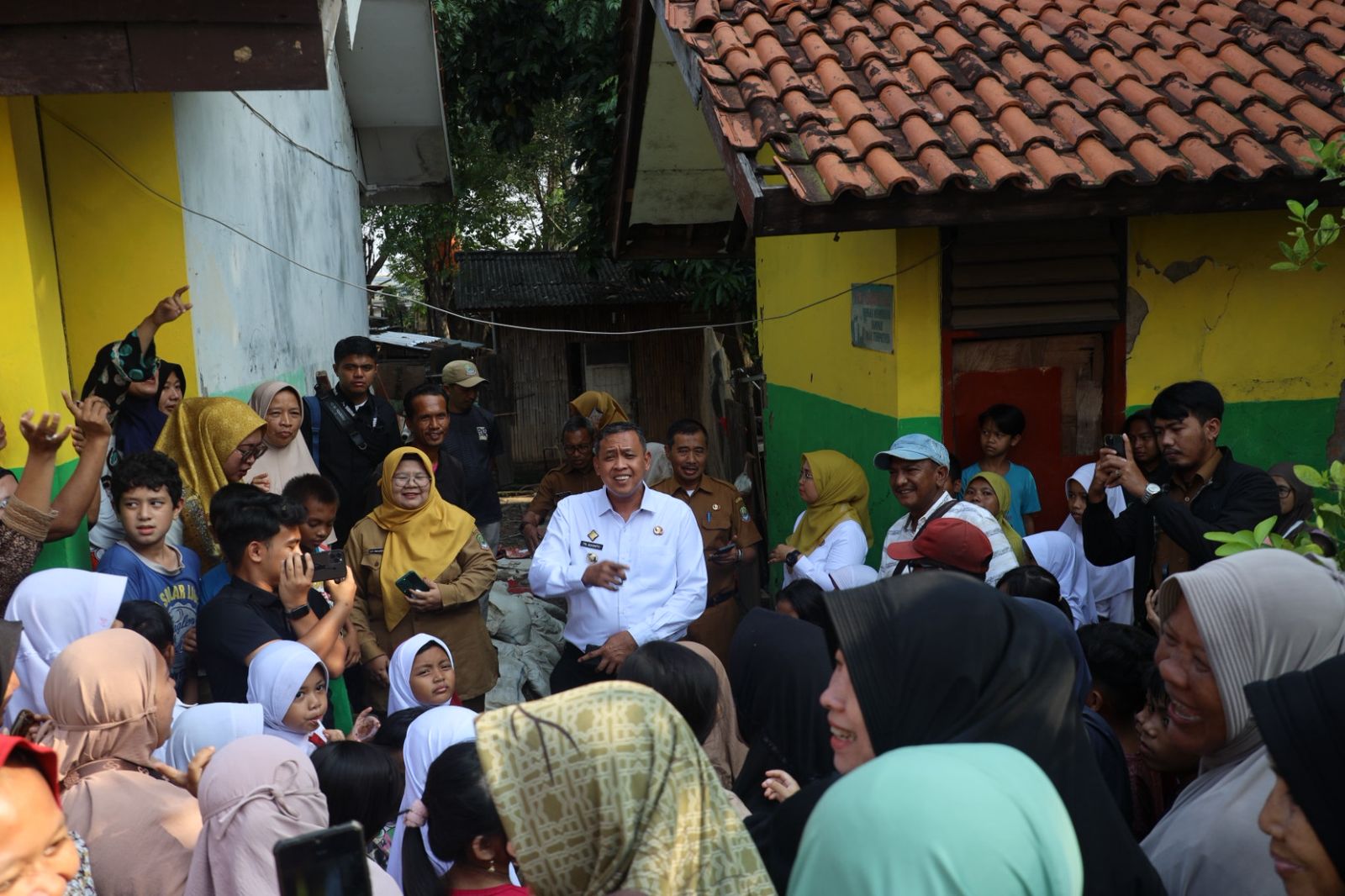 Kota Bekasi - Wali Kota Bekasi, Tri Adhianto, melakukan kunjungan mendadak ke SD Negeri Margahayu IX di Kecamatan Bekasi Timur, menyusul keluhan dari para orang tua siswa terkait rencana penggabungan (merger) sekolah tersebut dengan sekolah lain.