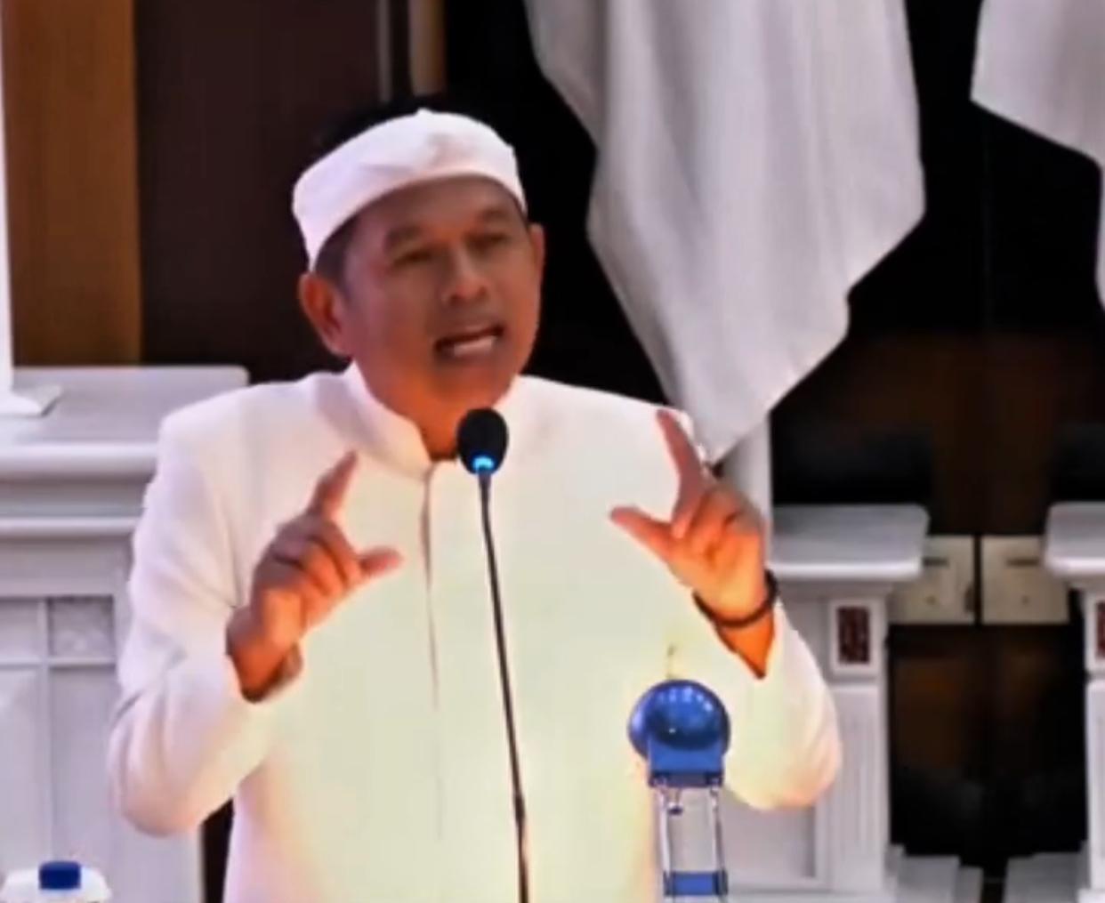 Bekasi - Gubernur Jawa Barat Dedi Mulyadi saat rapat bersama DPRD membahasa mendesaknya perubahan tata ruang yang menyebabkan bencana ekologis secara luas.