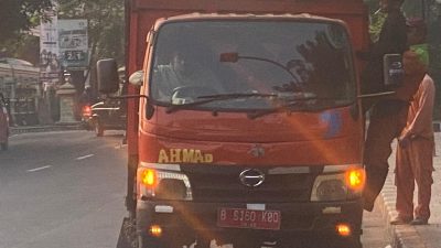 Kota Bekasi - Truk Sampah Dinas Lingkungan Hidup Kota Bekasi di Jalan Ir.H Juanda. Foto: Gobekasi.id