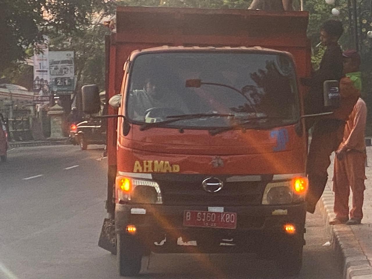 Kota Bekasi - Truk Sampah Dinas Lingkungan Hidup Kota Bekasi di Jalan Ir.H Juanda. Foto: Gobekasi.id