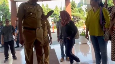 Kota Bekasi - Wali Kota Bekasi Tri Adhianto menerima laporan langsung dari sejumlah orang tua siswa terkait dugaan pungutan liar (pungli), penyelewengan dana BOS, dan intimidasi terhadap guru.