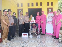 Kapolres Metro Bekasi Salurkan Kursi Roda untuk Disabilitas di Sukawangi