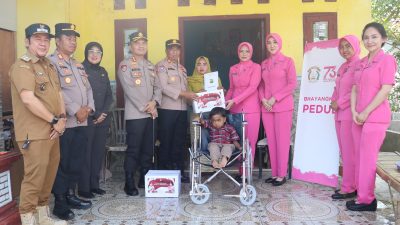 Kabupaten Bekasi - Kapolres Metro Bekasi Kombes Pol Mustofa, yang secara langsung menyambangi dua penyandang disabilitas di Desa Sukabudi, Kecamatan Sukawangi, Kabupaten Bekasi, Selasa (22/7/2025).