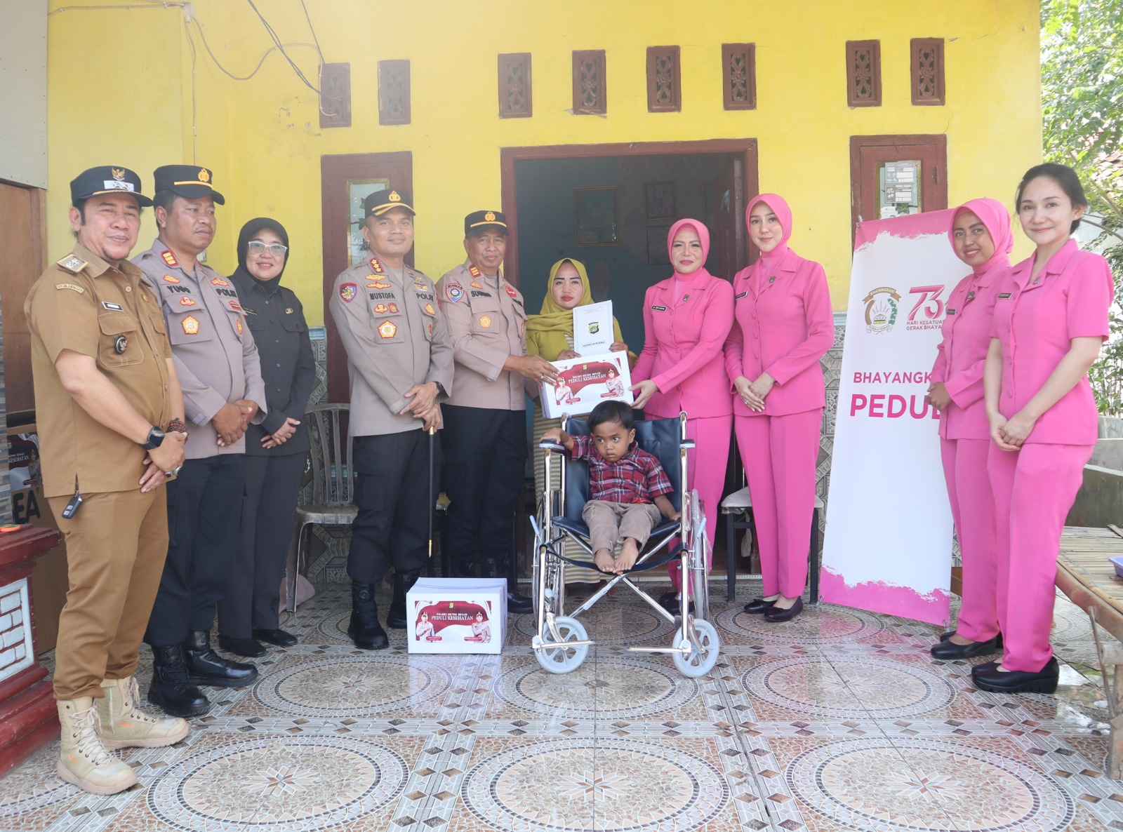 Kabupaten Bekasi - Kapolres Metro Bekasi Kombes Pol Mustofa, yang secara langsung menyambangi dua penyandang disabilitas di Desa Sukabudi, Kecamatan Sukawangi, Kabupaten Bekasi, Selasa (22/7/2025).
