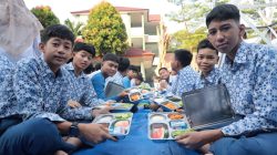 Bawa Bekal dari Istri, Wali Kota Bekasi Makan Lesehan Bersama Siswa SMPN 3 dalam Program MBG