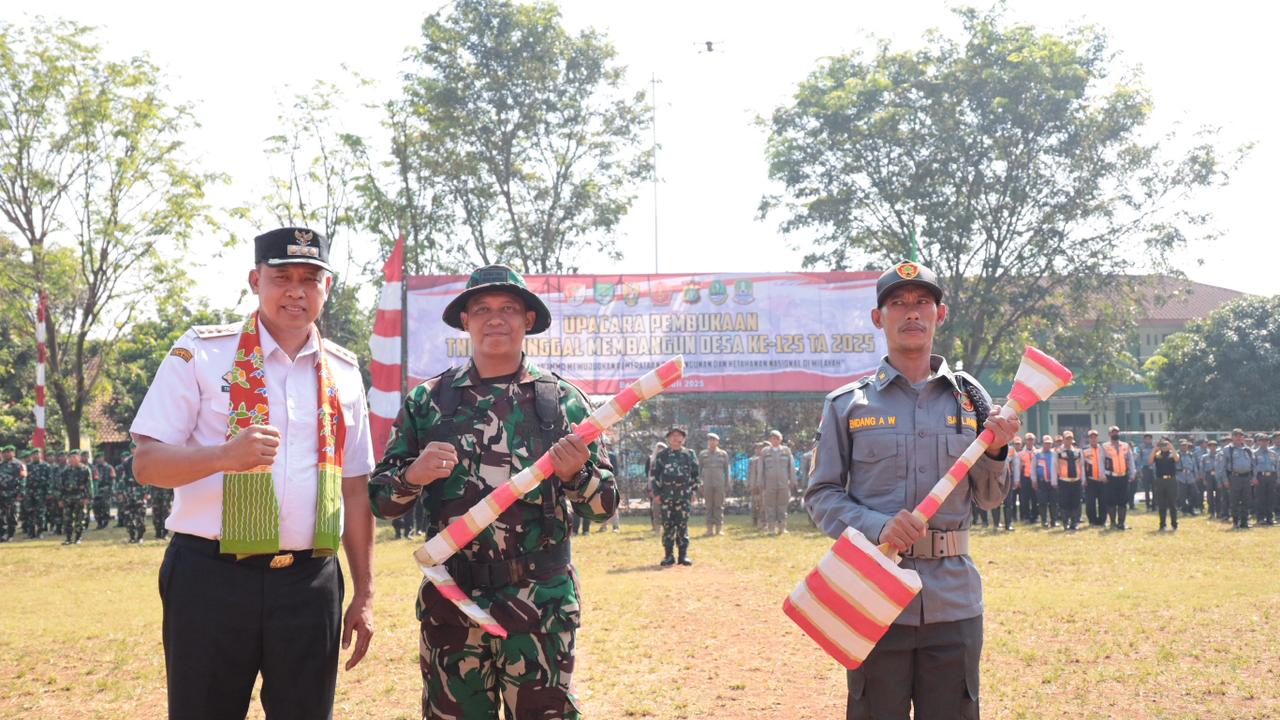 Kota Bekasi - Wali Kota Bekasi Tri Adhianto secara resmi membuka kegiatan TNI Manunggal Membangun Desa (TMMD) ke-125 Tahun Anggaran 2025, yang dilaksanakan mulai 23 Juli hingga 21 Agustus 2025 di Kelurahan Mustikasari, Kecamatan Mustikajaya, Kota Bekasi.