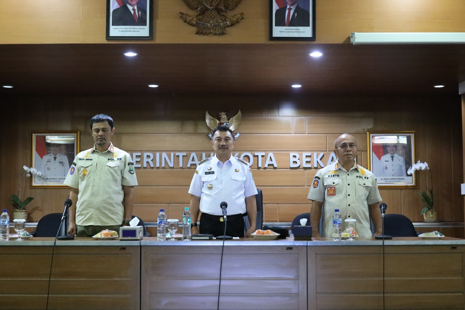 Kota Bekasi - Wakil Wali Kota Bekasi, Abdul Harris Bobihoe, secara resmi membuka Rapat Koordinasi (Rakor) Satuan Polisi Pamong Praja (Satpol PP) Kabupaten/Kota se-Jawa Barat Tahun 2025, yang digelar di Ruang Nonon Soenthanie, Kantor Pemerintahan Kota Bekasi.