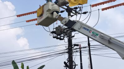 Kota Bekasi - PLN UP3 Bekasi kembali menunjukkan komitmennya dalam menjaga keandalan pasokan listrik melalui pelaksanaan Pekerjaan Dalam Keadaan Bertegangan (PDKB) Tegangan Menengah di wilayah Babelan, Kabupaten Bekasi.