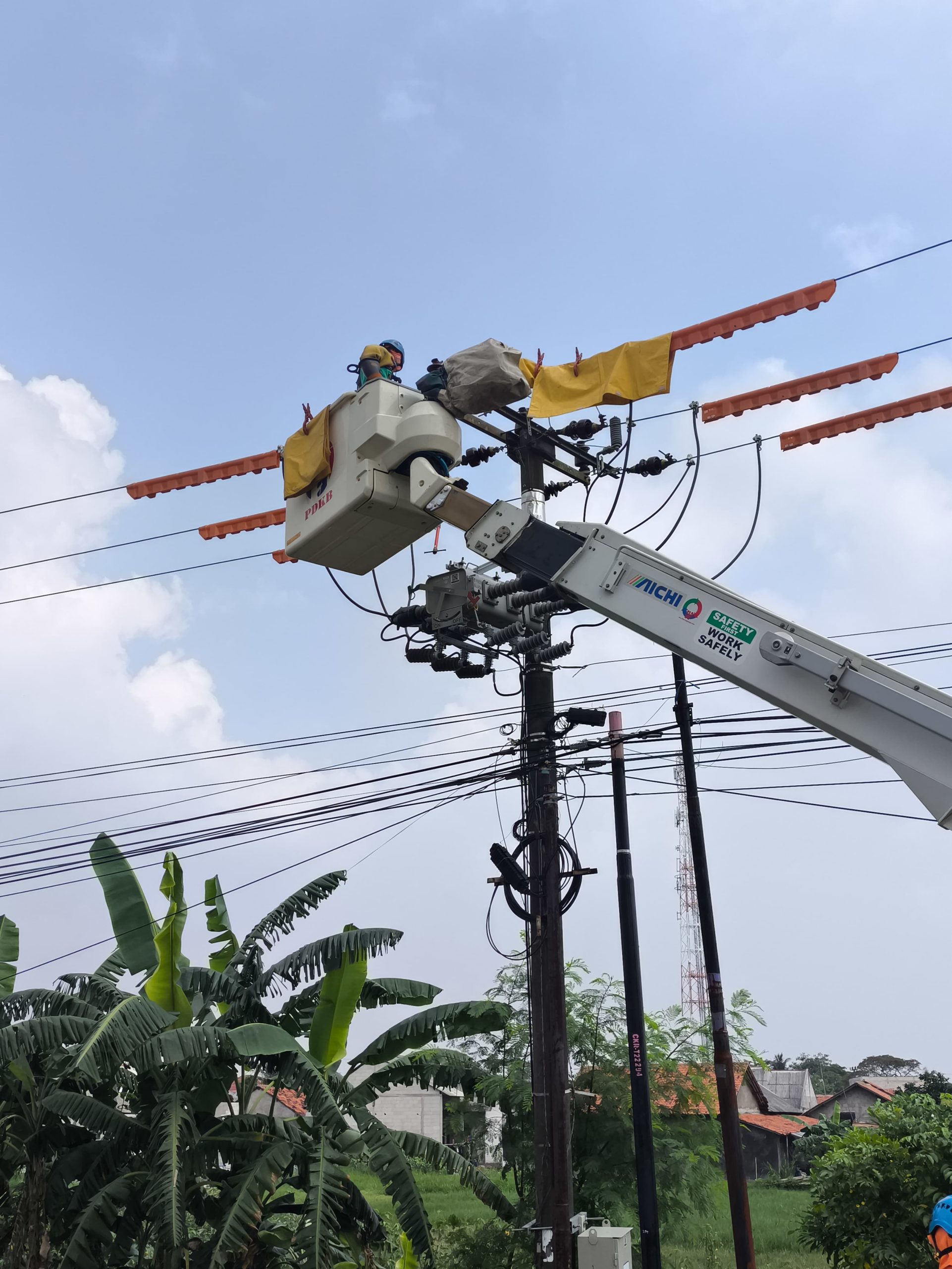 Kota Bekasi - PLN UP3 Bekasi kembali menunjukkan komitmennya dalam menjaga keandalan pasokan listrik melalui pelaksanaan Pekerjaan Dalam Keadaan Bertegangan (PDKB) Tegangan Menengah di wilayah Babelan, Kabupaten Bekasi.