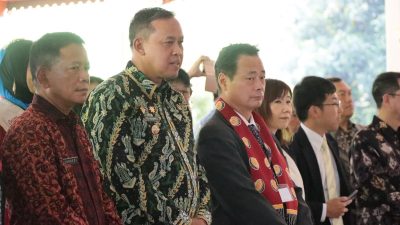 Kota Bekasi - Wali Kota Bekasi Tri Adhianto menerima kunjungan resmi dari delegasi Pemerintah Kota Izumisano, Prefektur Osaka, Jepang, pada Kamis (24/7/2025).