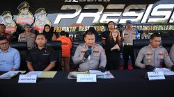 Kota Bekasi - Dua perempuan bernama Karsih (48) dan Yurike (54) ditangkap polisi karena terlibat kasus penipuan penjualan rumah kontrakan fiktif di kawasan Jakasampurna, Kecamatan Jatisampurna, Kota Bekasi.