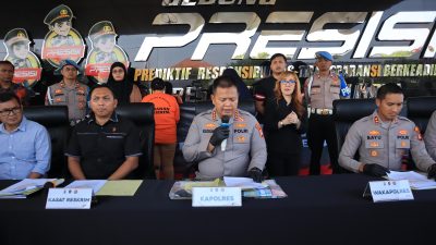 Kota Bekasi - Dua perempuan bernama Karsih (48) dan Yurike (54) ditangkap polisi karena terlibat kasus penipuan penjualan rumah kontrakan fiktif di kawasan Jakasampurna, Kecamatan Jatisampurna, Kota Bekasi.
