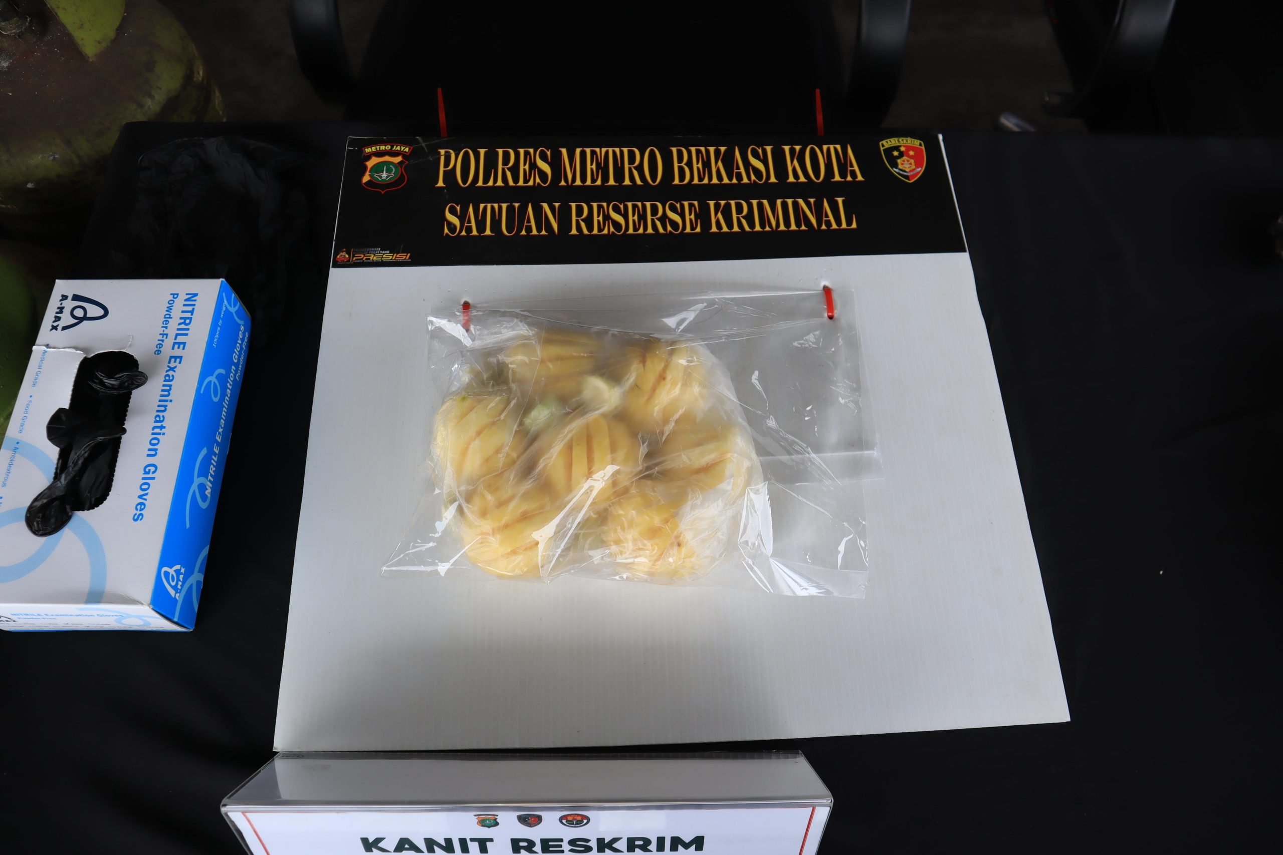 Kota Bekasi - Barang bukti buah Nanas dari pelaku pemalakan pedagang di Bekasi
