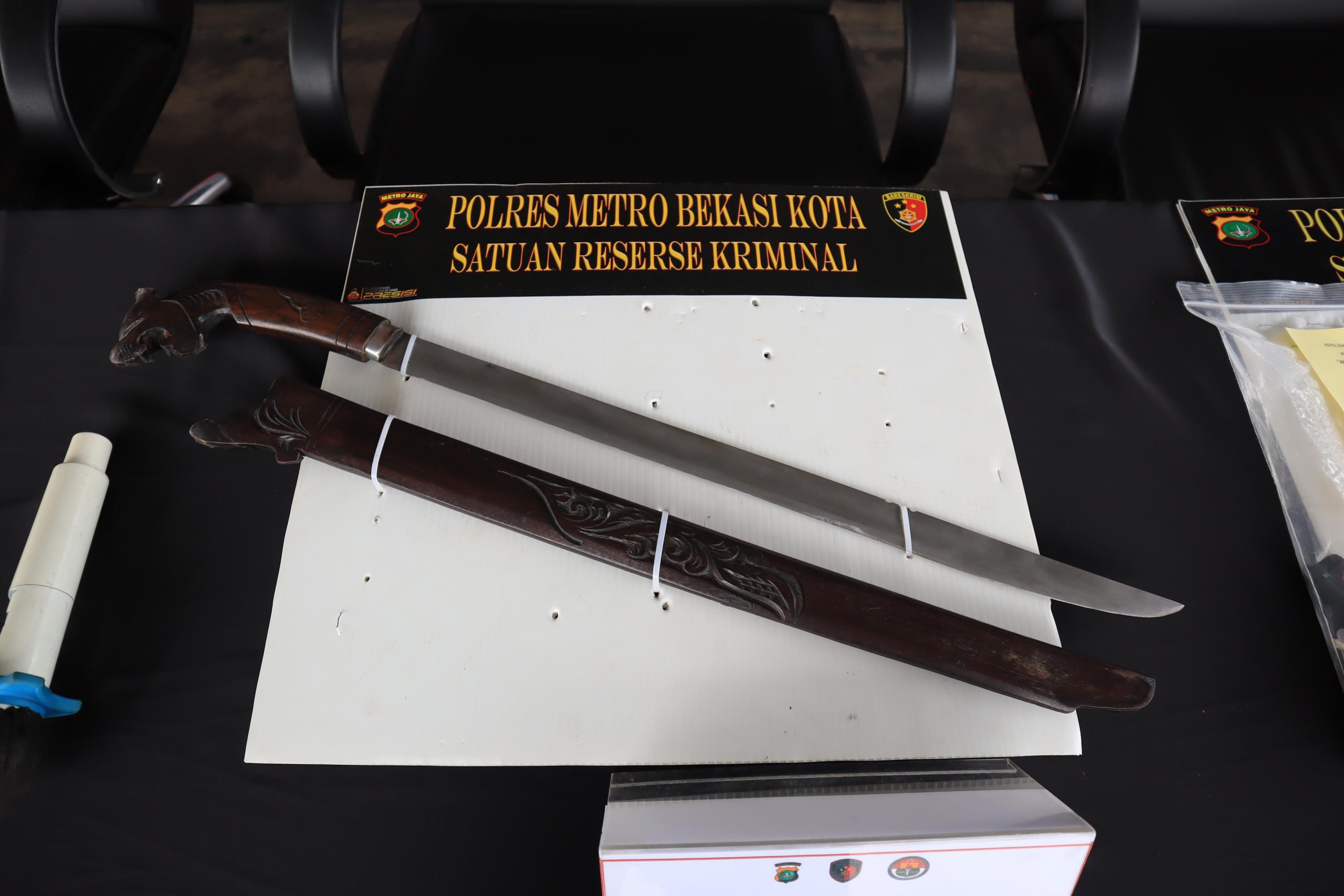 Kota Bekasi - Barang Bukti sebilah golok yang menjadi senjata para pemalak pedagang di Kota Bekasi.