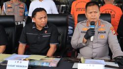 Kota Bekasi - Kapolres Metro Bekasi Kota, Kombes Pol Wahyu Bintoro Kusumo, dalam konferensi pers pengungkapan kasus pemalakan pedagang Nanas pada Jumat (25/7/2025)