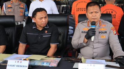 Kota Bekasi - Kapolres Metro Bekasi Kota, Kombes Pol Wahyu Bintoro Kusumo, dalam konferensi pers pengungkapan kasus pemalakan pedagang Nanas pada Jumat (25/7/2025)