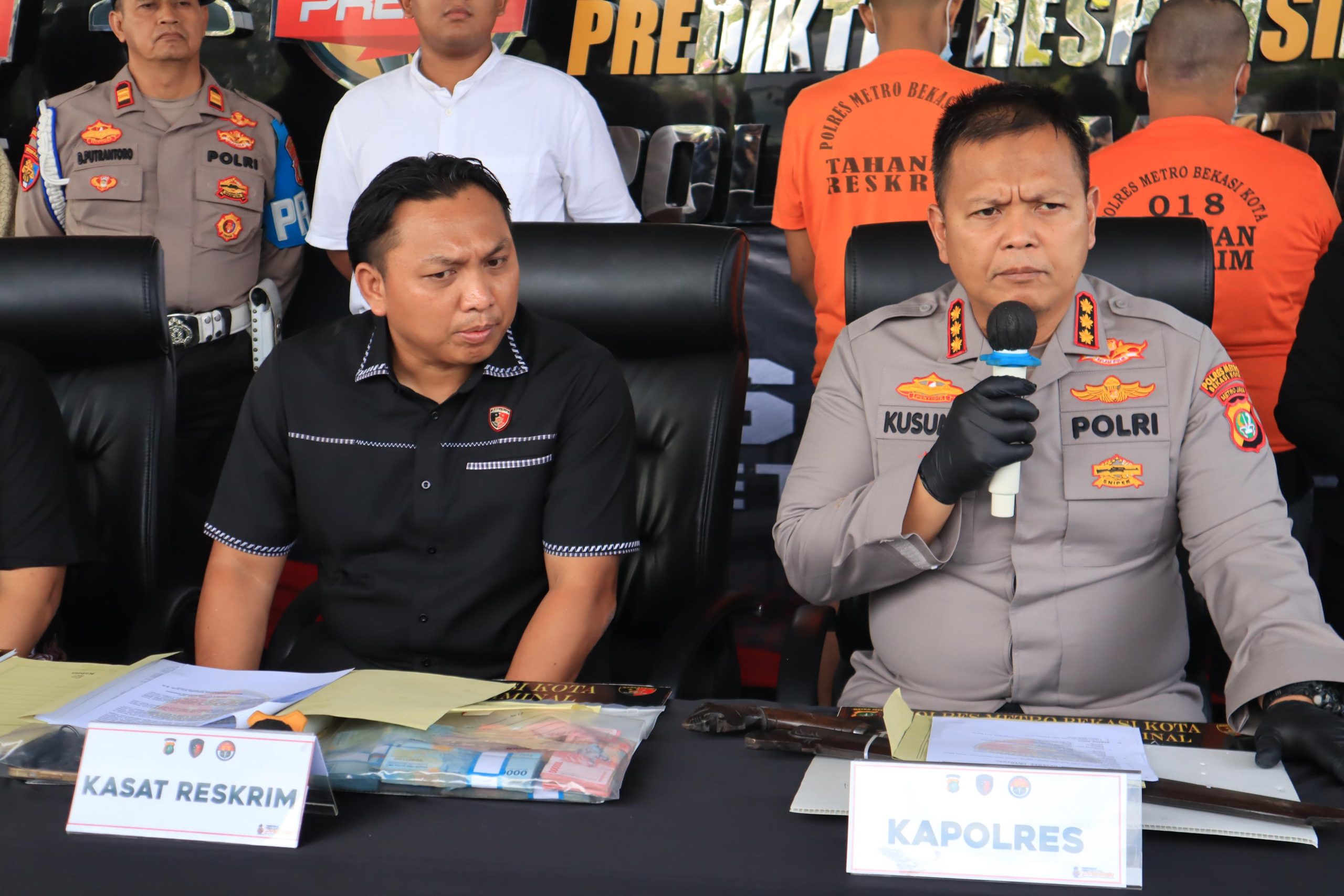 Kota Bekasi - Kapolres Metro Bekasi Kota, Kombes Pol Wahyu Bintoro Kusumo, dalam konferensi pers pengungkapan kasus pemalakan pedagang Nanas pada Jumat (25/7/2025)