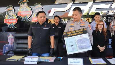 Kota Bekasi - Kapolres Metro Bekasi Kota Kombes Pol Wahyu Kusumo Bintoro dalam konferensi pers kasus pencabulan anak oleh ayah kandung di Mapolres pada Jumat (25/7/2025).