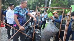 Kota Bekasi - Wali Kota Bekasi, Tri Adhianto saat meninjau pengumpulan sampah oleh BSIP.
