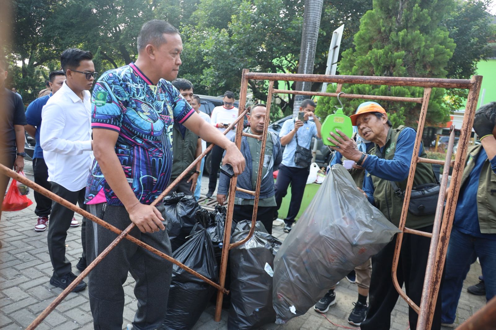 Kota Bekasi - Wali Kota Bekasi, Tri Adhianto saat meninjau pengumpulan sampah oleh BSIP.