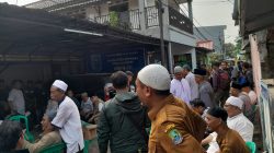 Kota Bekasi - Pelayat mulai berdatangan di rumah duka Legenda Timnas Indonesia, Warta Kusuma, di Kampung Pintu Air RT 02 RW 003, Kelurahan Harapan Mulya, Kecamatan Medan Satria, Kota Bekasi.