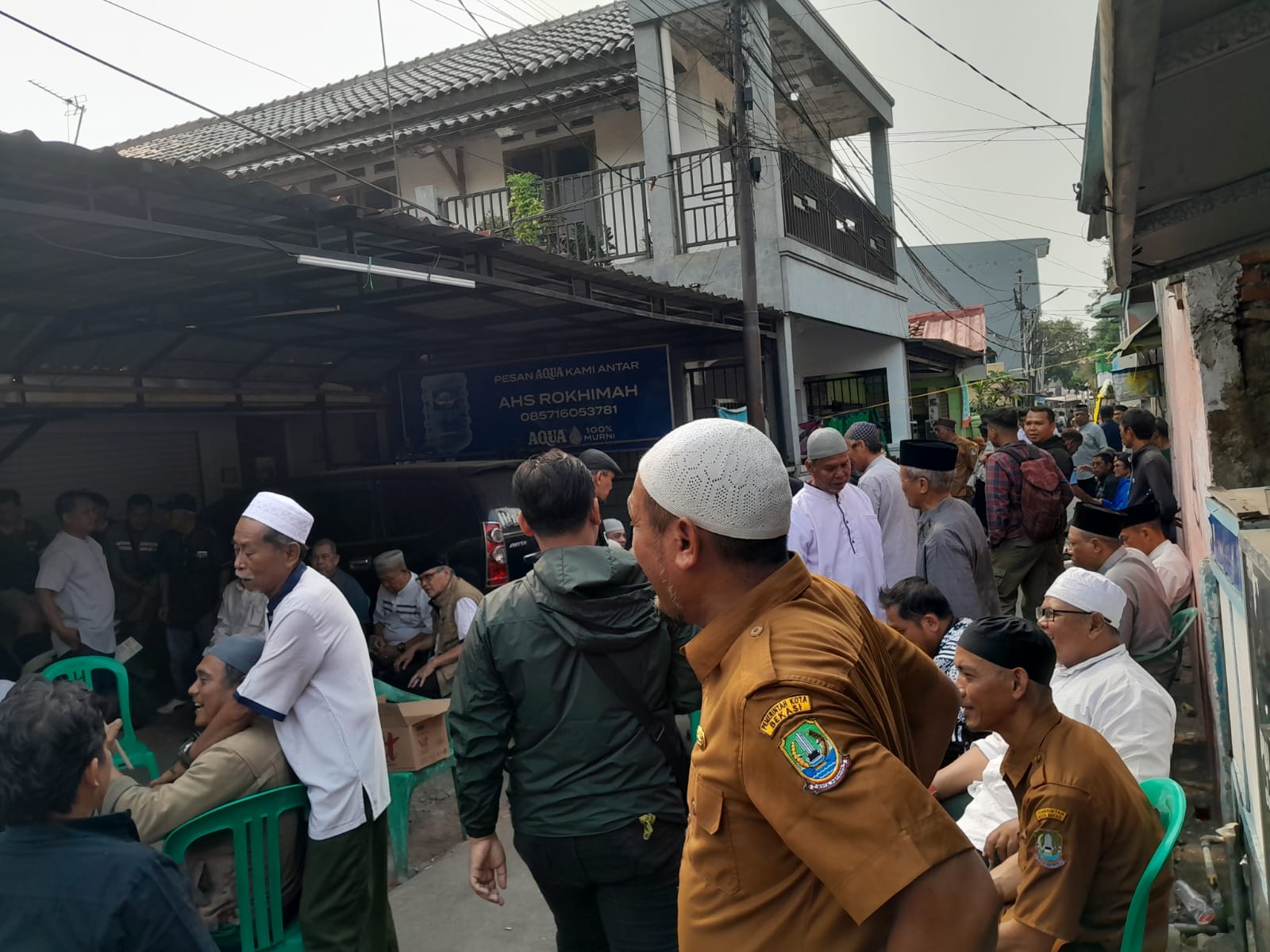 Kota Bekasi - Pelayat mulai berdatangan di rumah duka Legenda Timnas Indonesia, Warta Kusuma, di Kampung Pintu Air RT 02 RW 003, Kelurahan Harapan Mulya, Kecamatan Medan Satria, Kota Bekasi.