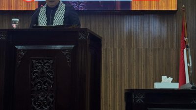 Kota Bekasi - Anggota Fraksi PKS DPRD Kota Bekasi, Fendaby Surya Putra saat membacakan pandangan Fraksi PKS soal RPJMD Kota Bekasi 2025-2029.