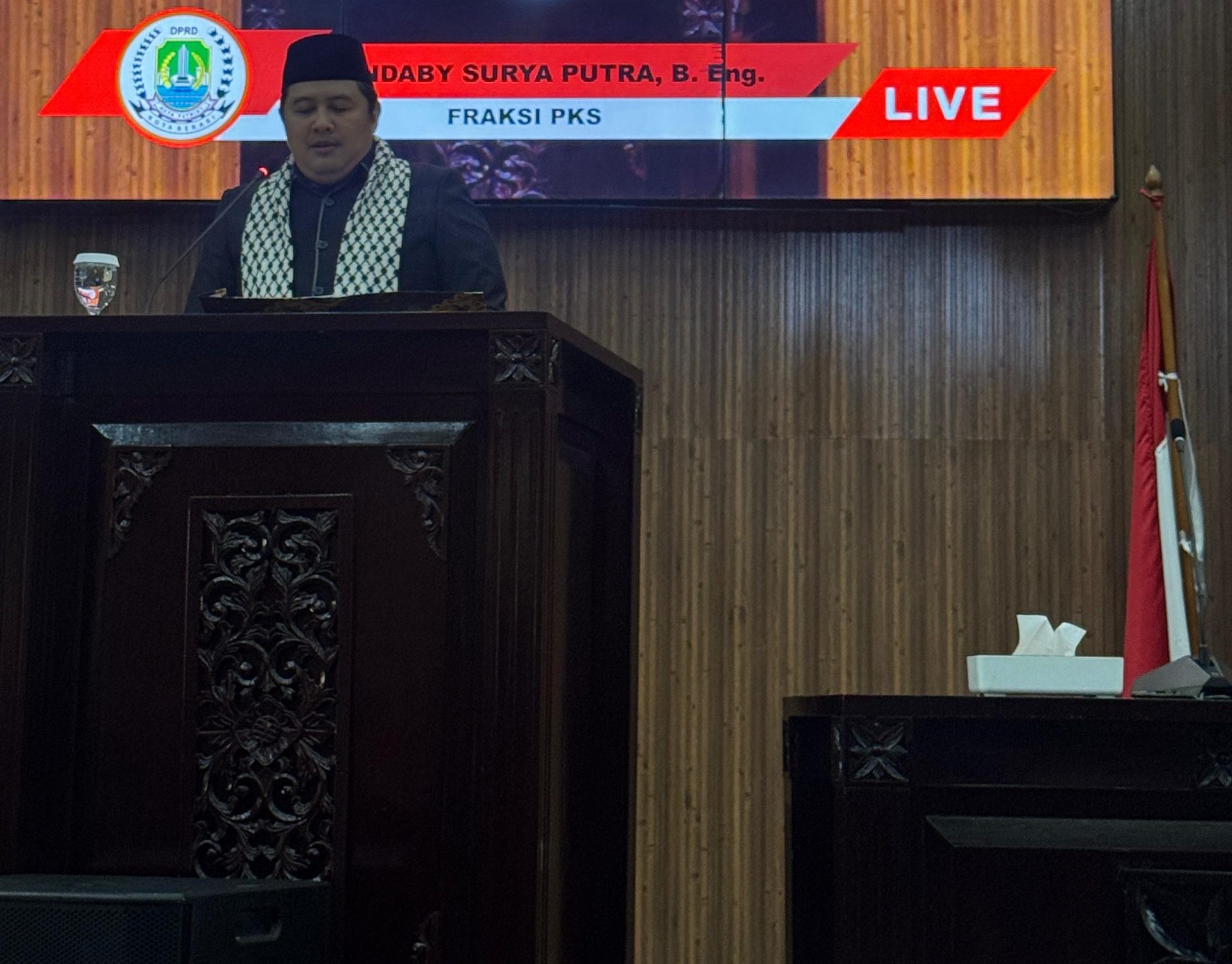 Kota Bekasi - Anggota Fraksi PKS DPRD Kota Bekasi, Fendaby Surya Putra saat membacakan pandangan Fraksi PKS soal RPJMD Kota Bekasi 2025-2029.
