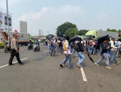 Cegah Tawuran, Polisi Halau Rombongan Pelajar saat Ziarah di TPU Kober Pengasinan