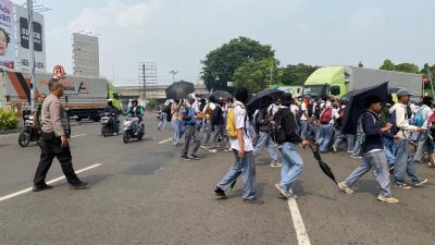 Kota Bekasi - Bhabinkamtibmas Kelurahan Pengasinan, Aiptu Erik, melakukan imbauan langsung kepada sekelompok pelajar yang tengah melakukan ziarah ke TPU Kober Pengasinan, Kecamatan Rawalumbu, Kota Bekasi.