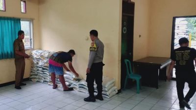 Kota Bekasi - Distribusi bantuan sosial di Aula Kelurahan Bojong Rawalumbu, RW 26, Kecamatan Rawalumbu, Kota Bekasi.