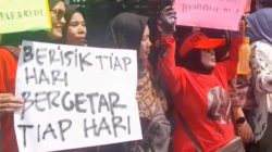 Kabupaten Bekasi - Puluhan ibu-ibu yang tergabung dalam wali murid SDN Burangkeng 04, Kecamatan Setu, Kabupaten Bekasi, menggelar aksi unjuk rasa di depan kantor ATR/BPN Kabupaten Bekasi, Selasa (29/7/2025).