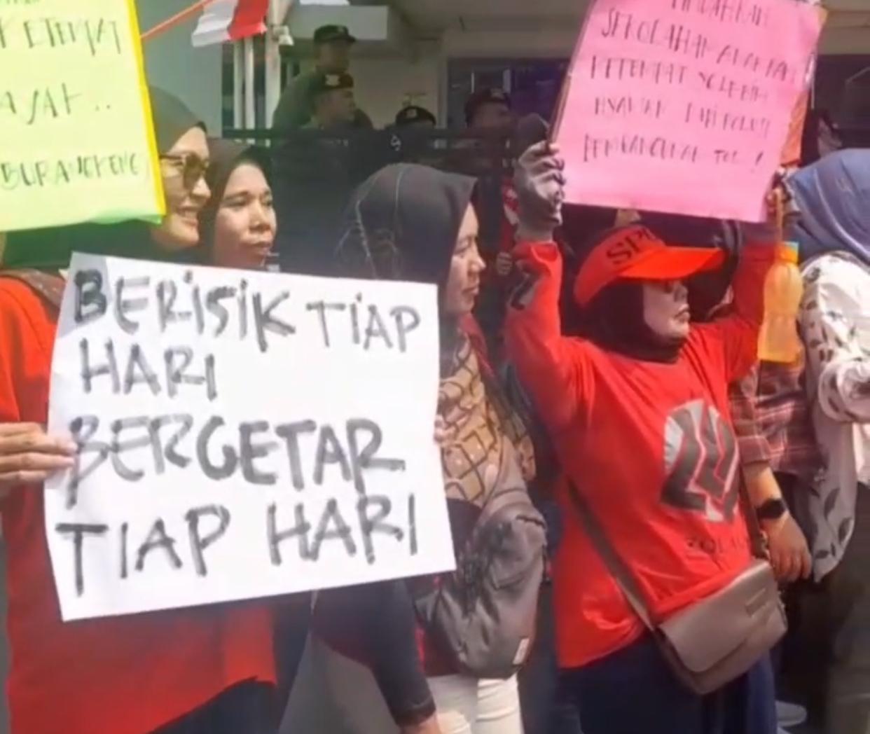 Kabupaten Bekasi - Puluhan ibu-ibu yang tergabung dalam wali murid SDN Burangkeng 04, Kecamatan Setu, Kabupaten Bekasi, menggelar aksi unjuk rasa di depan kantor ATR/BPN Kabupaten Bekasi, Selasa (29/7/2025).