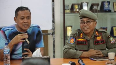 Kota Bekasi - Wali Kota Bekasi Tri Adhianto bersama Kasatpol PP Kota Bekasi.