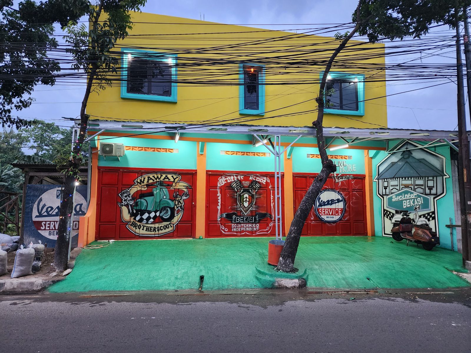 Kota Bekasi - Bengkel Vespa di Jalan Cipendawa, Rawalumbu, Kota Bekasi sudah dalam kondisi tutup. Foto: Ist