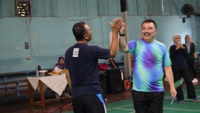 Kota Bekasi - Wakil Wali Kota Bekasi, Abdul Harris Bobihoe, secara resmi membuka Turnamen Bulu Tangkis Antar Kelurahan dan UPTD se-Kecamatan Mustika Jaya, yang digelar di GOR Bulu Tangkis Mustika Jaya, Rabu (30/7/2025).