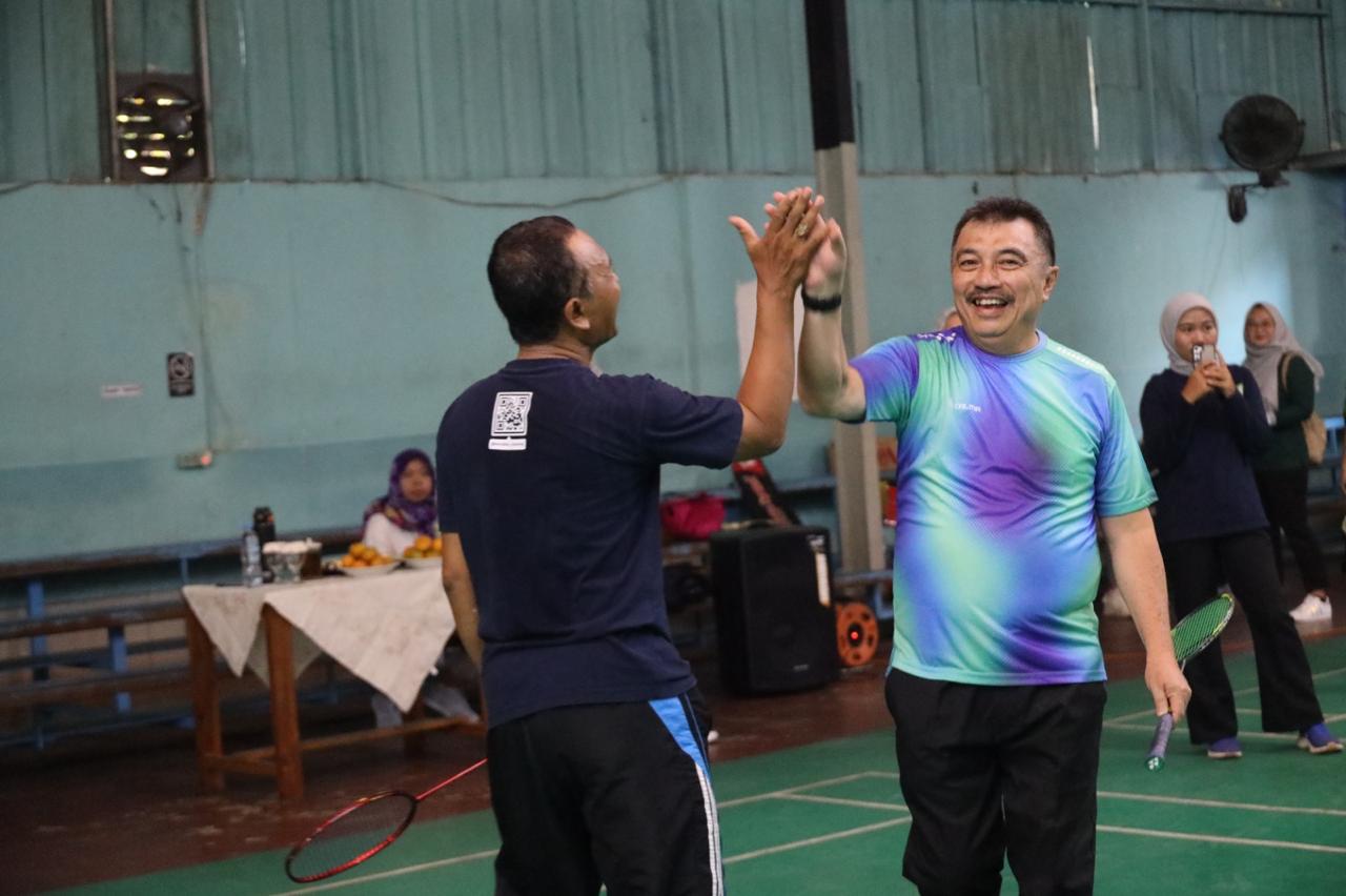 Kota Bekasi - Wakil Wali Kota Bekasi, Abdul Harris Bobihoe, secara resmi membuka Turnamen Bulu Tangkis Antar Kelurahan dan UPTD se-Kecamatan Mustika Jaya, yang digelar di GOR Bulu Tangkis Mustika Jaya, Rabu (30/7/2025).