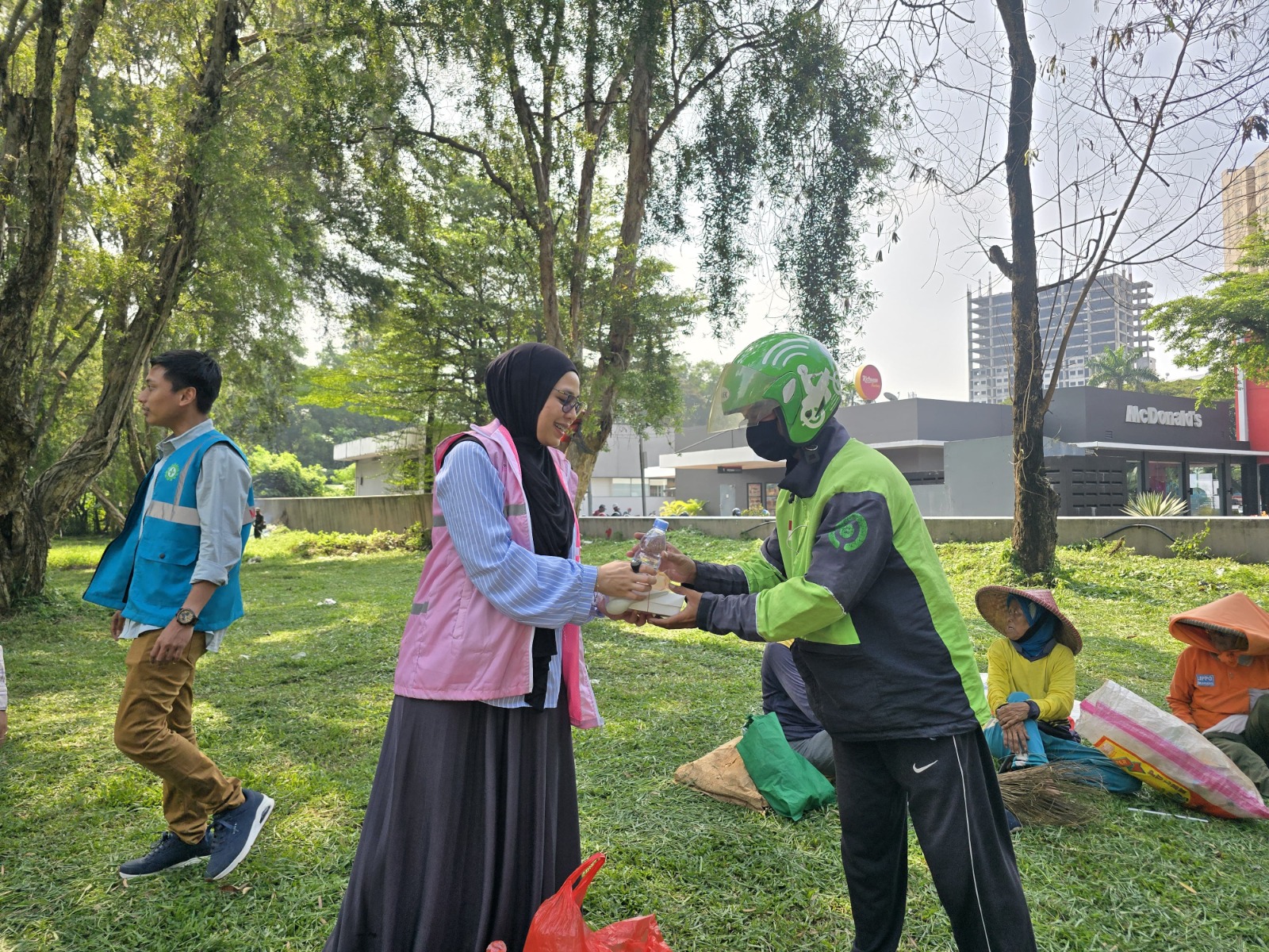 Kabupaten Bekasi - Menyambut bulan kemerdekaan, PT PLN (Persero) UP3 Cikarang terus menyalakan energi kebaikan melalui aksi sosial yang menyentuh langsung masyarakat.