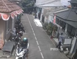 Terekam Kamera! Komplotan Maling Motor Todong Senjata di Perumahan Wismajaya