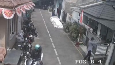 Kota Bekasi - Rekaman CCTV komplotan maling todong senjata saat beraksi mencuri sepeda motor di Perumahan Wismajaya, Bekasi Timur, Kota Bekasi.