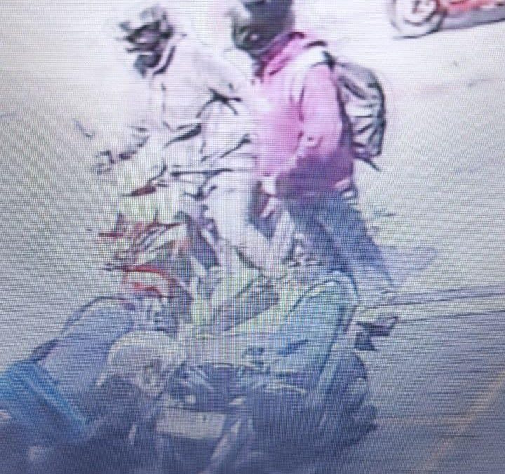Kabupaten Bekasi - Maling Motor tertangkap kamera CCTV di sebuah minimarket di Tambun.