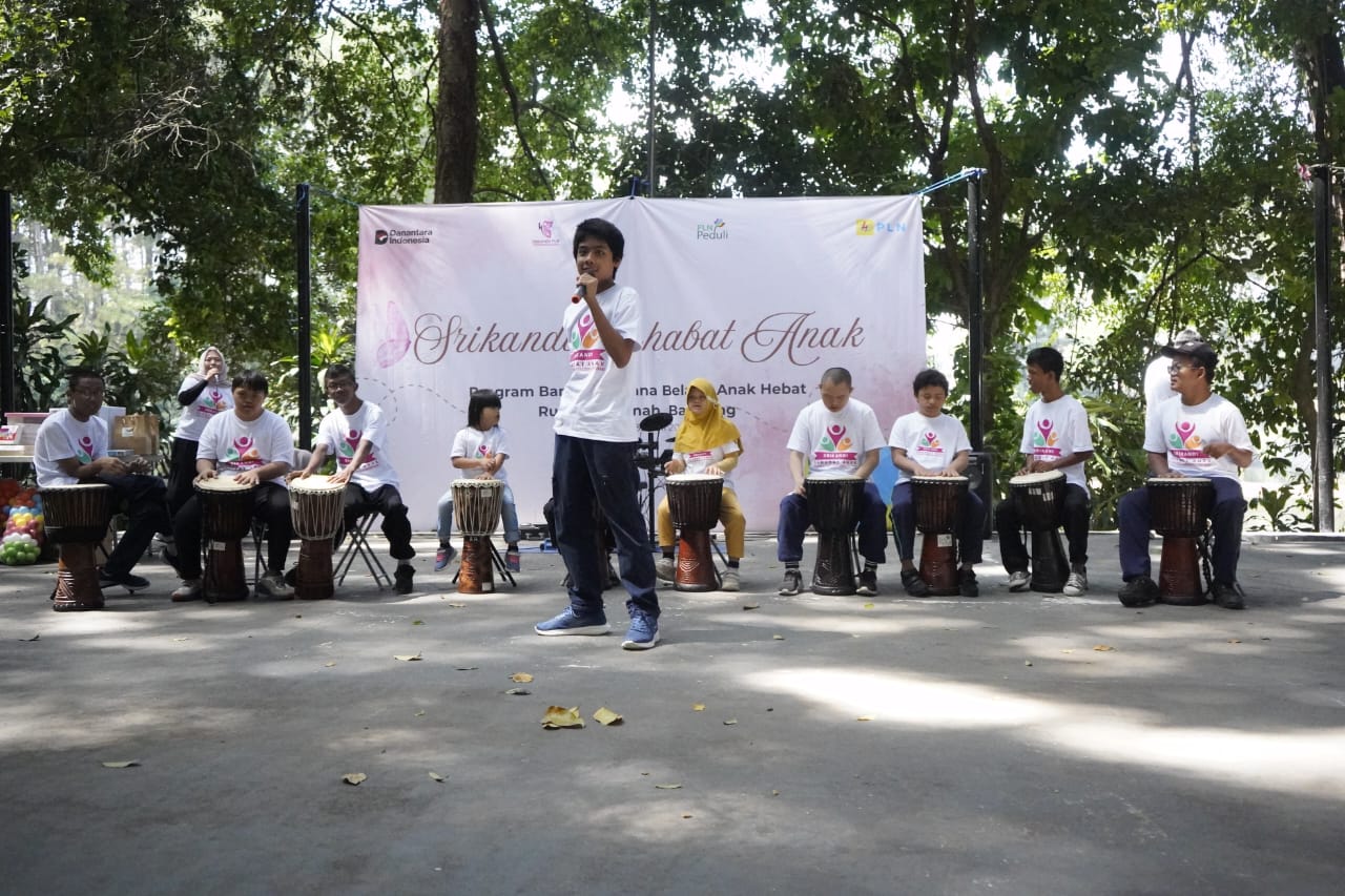 Bandung - Srikandi PLN Unit Induk Distribusi (UID) Jawa Barat menggelar kegiatan sosial bertajuk “Srikandi Sahabat Anak” bersama anak-anak disabilitas dari Yayasan Rumah Hasanah.
