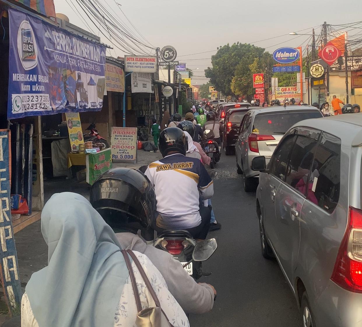 Kota Bekasi - Kemacetan di Jalan Agus Salim, Bekasi Timur, Kota Bekasi. Foto: Gobekasi.id