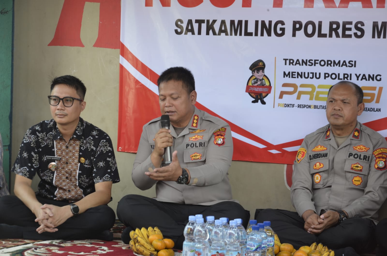 Kota Bekasi - Kapolres Metro Bekasi Kota Kombes Pol Kusumo Wahyu Bintoro menggelar kegiatan bertajuk "Ngopi Kamtibmas" di lingkungan RW 24, Kelurahan Kayuringin Jaya, Kecamatan Bekasi Selatan, Kamis (31/7/2025).