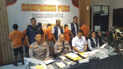 Kabupaten Bekasi - Kapolres Metro Bekasi Kombes Pol Mustofa beserta jajaran mengungkap kasus perampokan sadis di Mapolres Metro Bekasi, Kamis (31/7/2025)